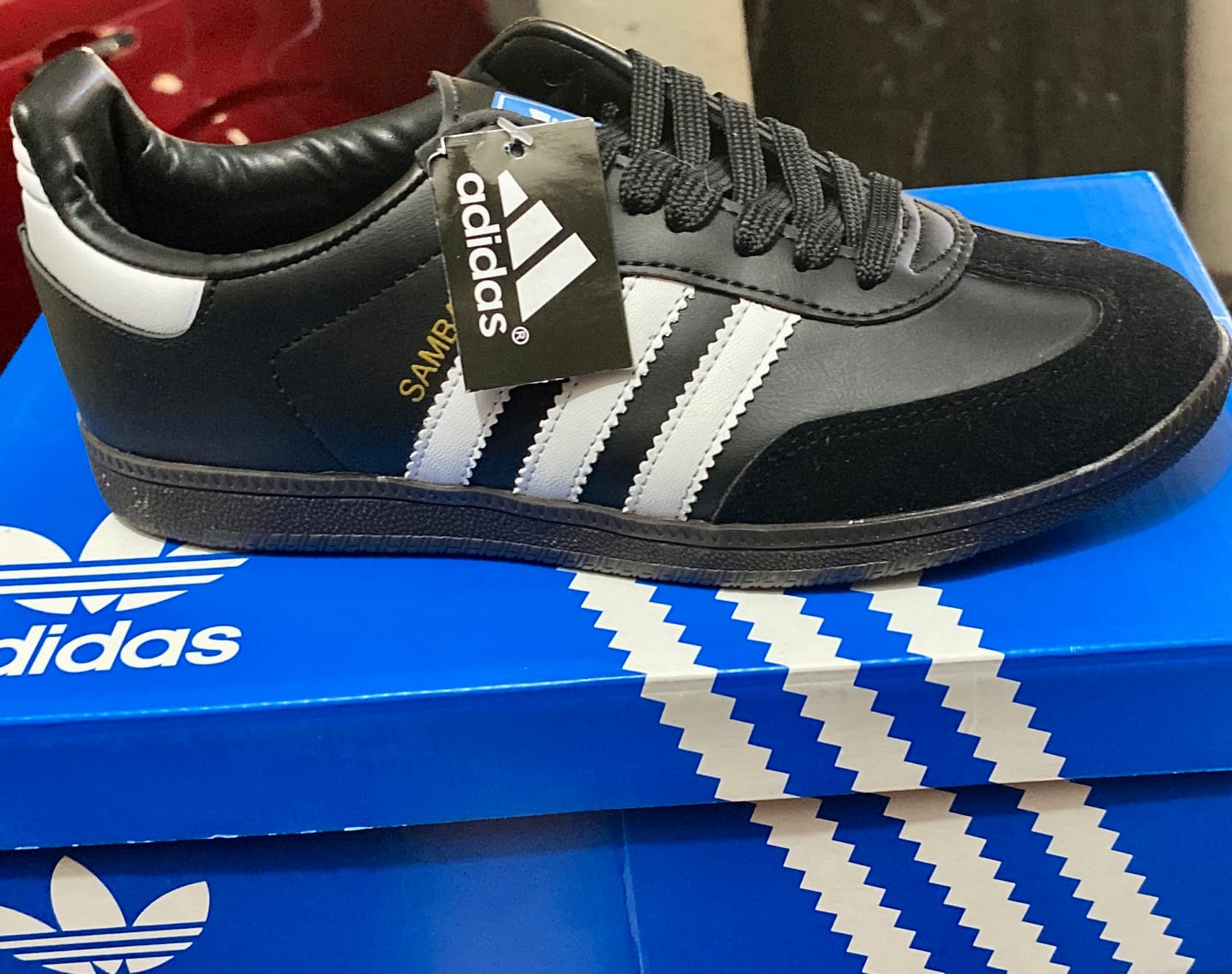 Customer photo review of Tenis Samba Negro Blanco