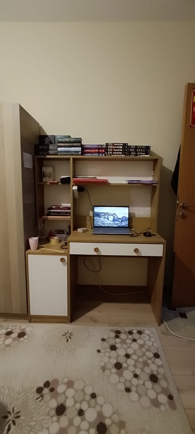 Customer photo review of Rani HA126 Kitaplıklı 4 Raflı  Kapaklı Çekmeceli Çalışma Ofis Bilgisayar Masası Sepet Ceviz - Beyaz