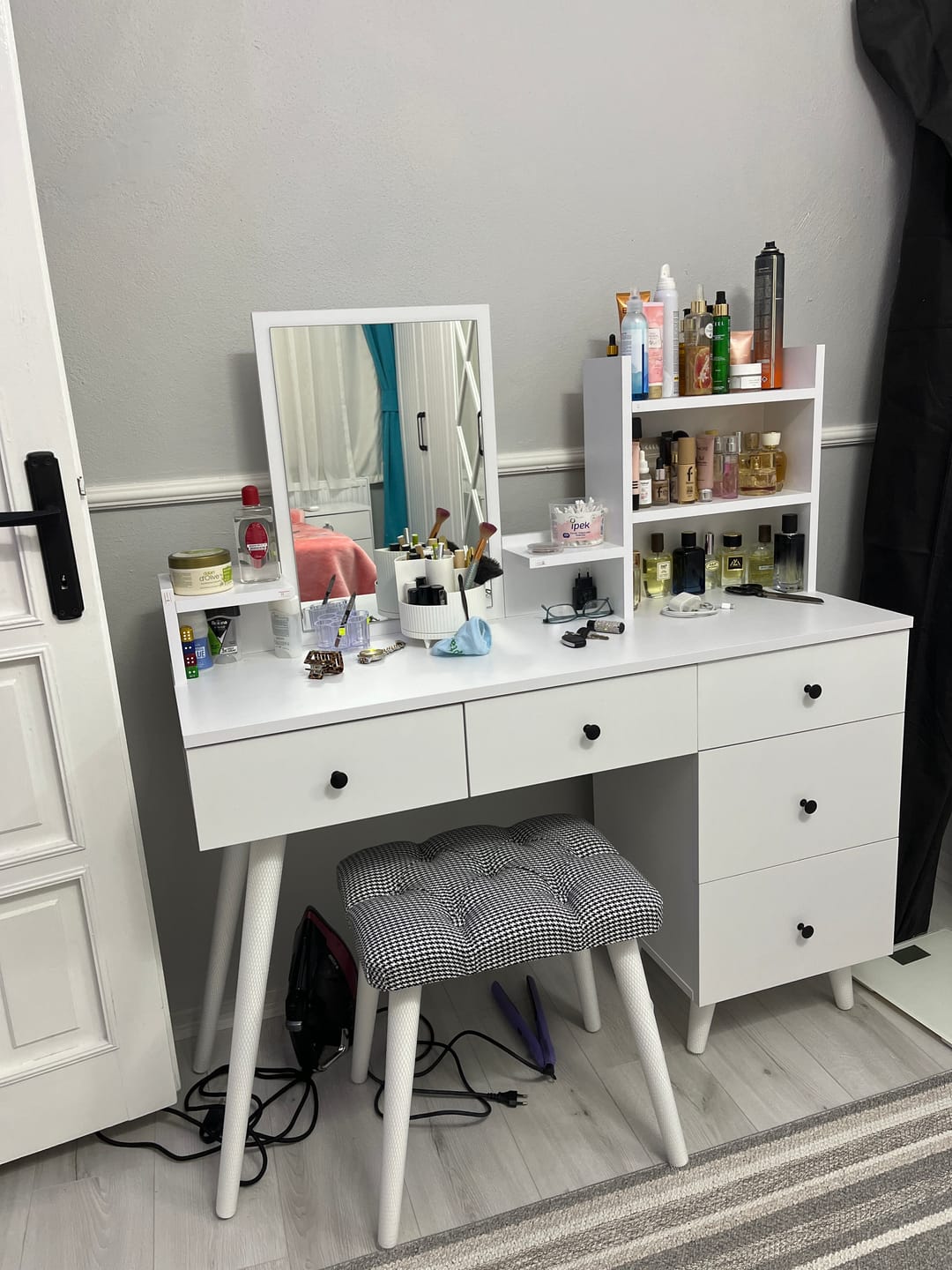 Customer photo review of Rani BJ101 Makyaj Tuvalet Masası 5 Çekmeceli Raflı Aynalı Takı Düzenleyici Puf Takım Beyaz