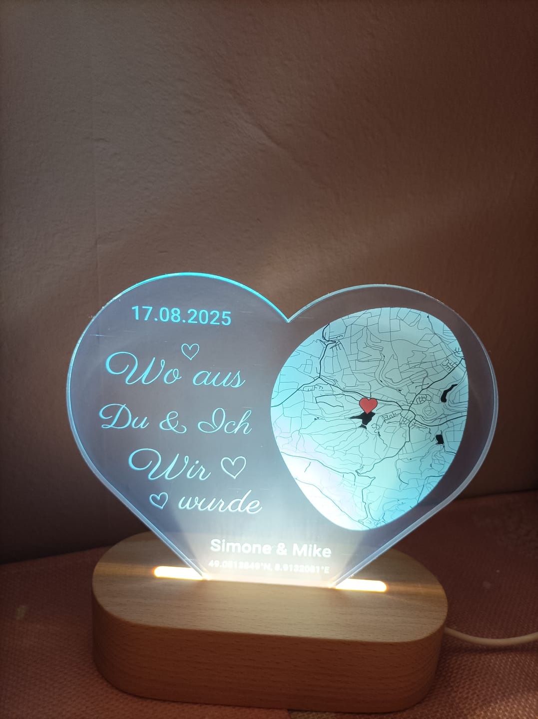Customer photo review of Wo alles begann - Personalisiertes Herz-Nachtlicht mit LED-Holzfuß (16x15)