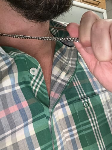 Cliente mostrando su Cadena Miami Cuban de 5mm de cerca, alrededor de su cuello.