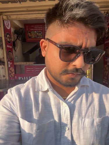 A reviewer wearing the grey Galactic Wayfarer sunglasses outdoors.