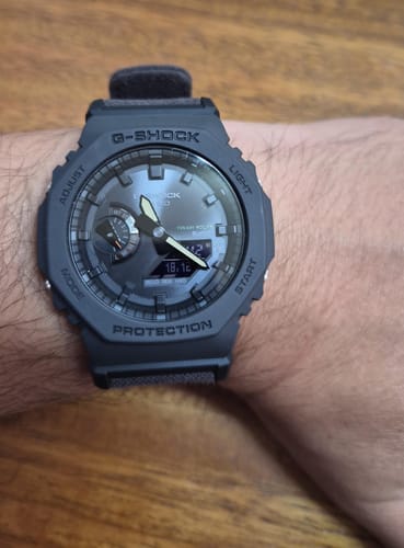 Reseñador mostrando su reloj Casio G-Shock 'Casioak' negro en la muñeca.