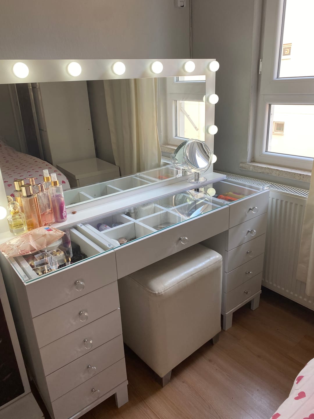 Customer photo review of Rani BJ137 Hollywood Işıklı Aynalı Kulis Makyaj Masası Cam Tablalı 11 Çekmeceli Takı Düzenleyici Beyaz