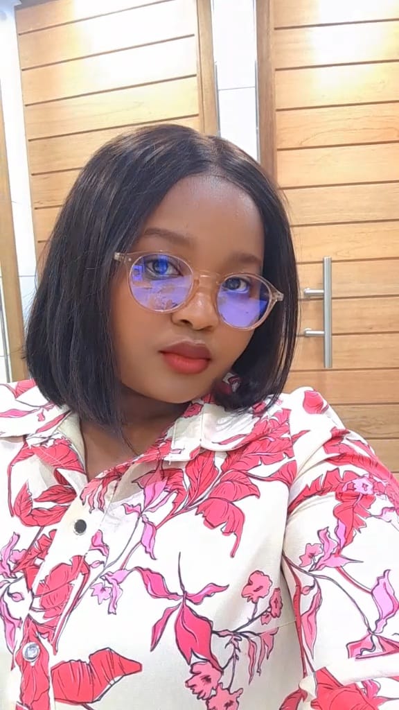Customer photo review of Double Drawn Glue-less Pre- Bleached Bob 8 Inch - 14 Inch With 5 X 5 Closure