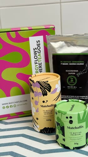 Cliente muestra el empaque del Té Matcha Ceremonial Japonés junto con otros tés matcha sobre una mesa.