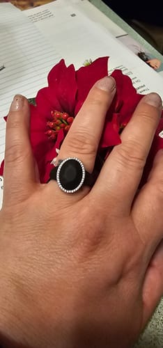 Reviewer's hand wearing the black Oversize Oval Silicone Ring with a stone-accented frame.