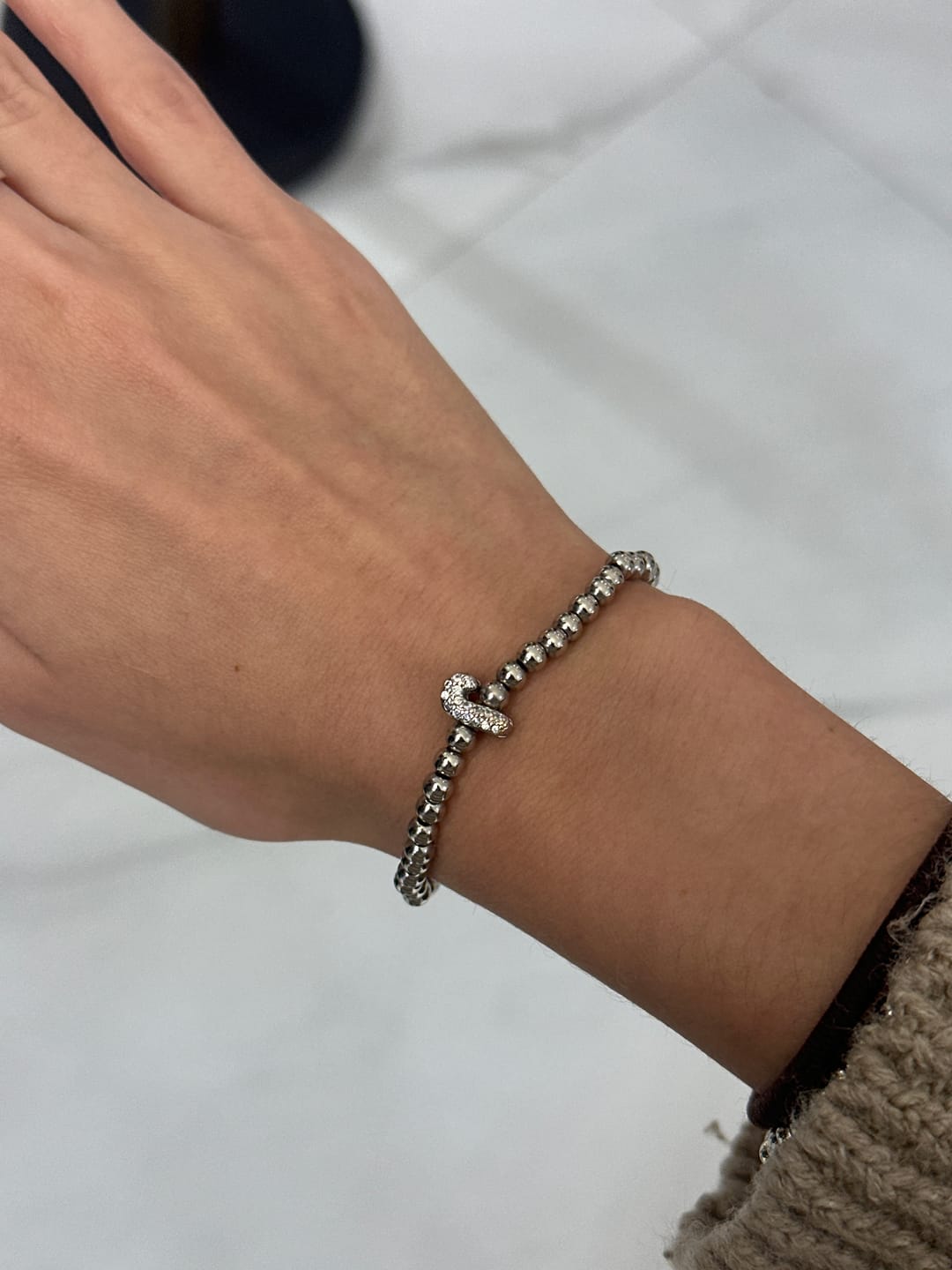Customer photo review of Pulsera Plateada Con Inicial Mini Bubble Zirconia