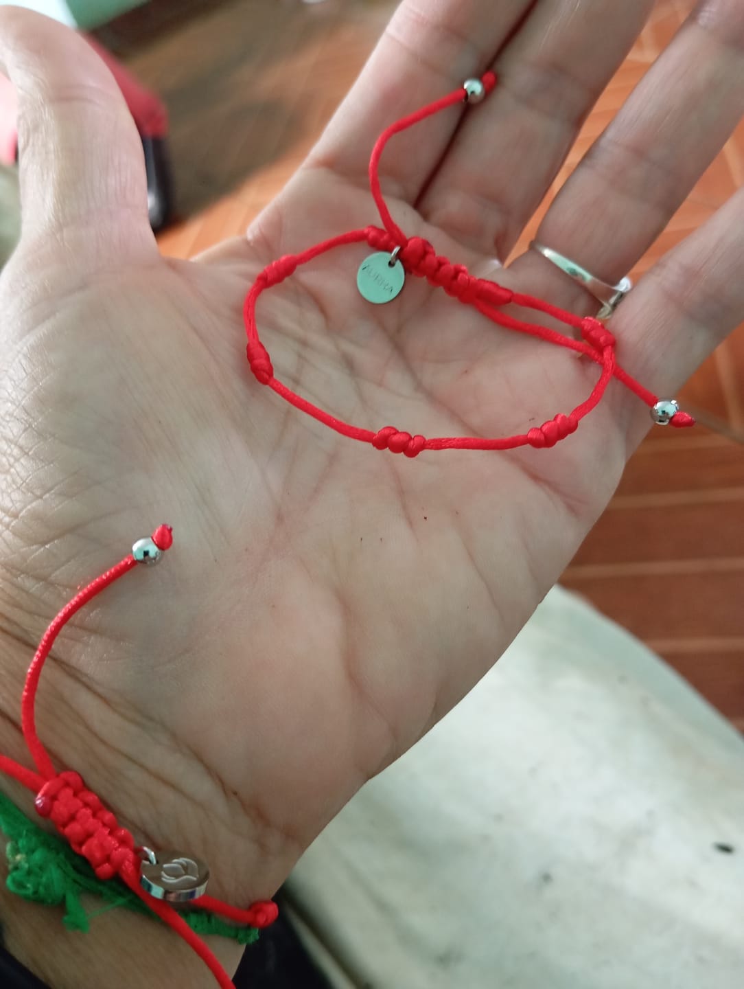 Customer photo review of Compre 1 e Leve 2 - Pulseira Premium dos 7 Nós em Aço Inoxidável