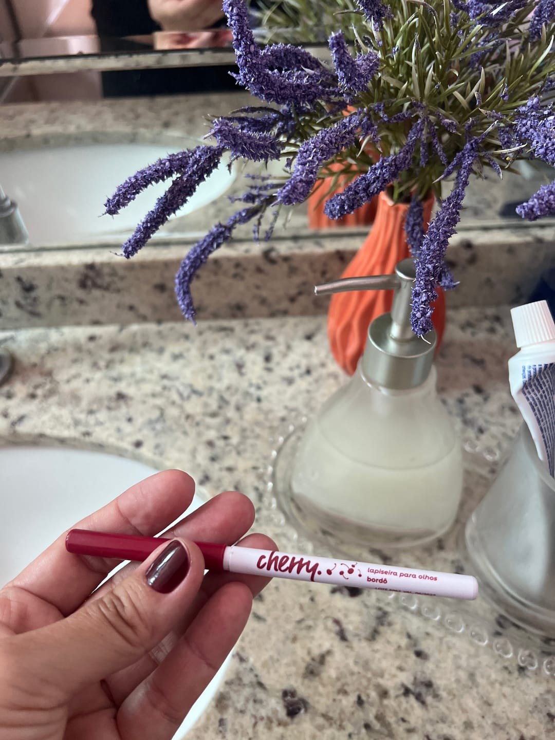 Customer photo review of Lapiseira para Olhos Bordô - Cherry - Vizzela