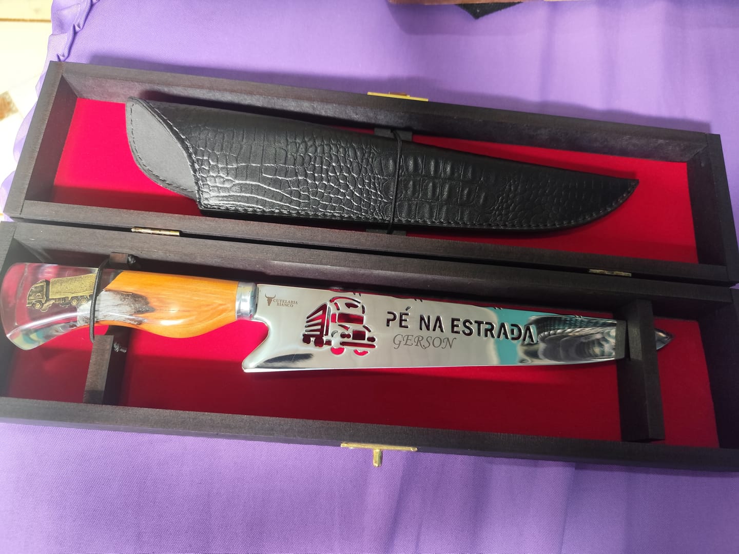 Customer photo review of Faca de Churrasco 10" 3mm Lâmina Modelo Pé Na Estrada com Cabo Pingente Caminhão + Case especial em couro