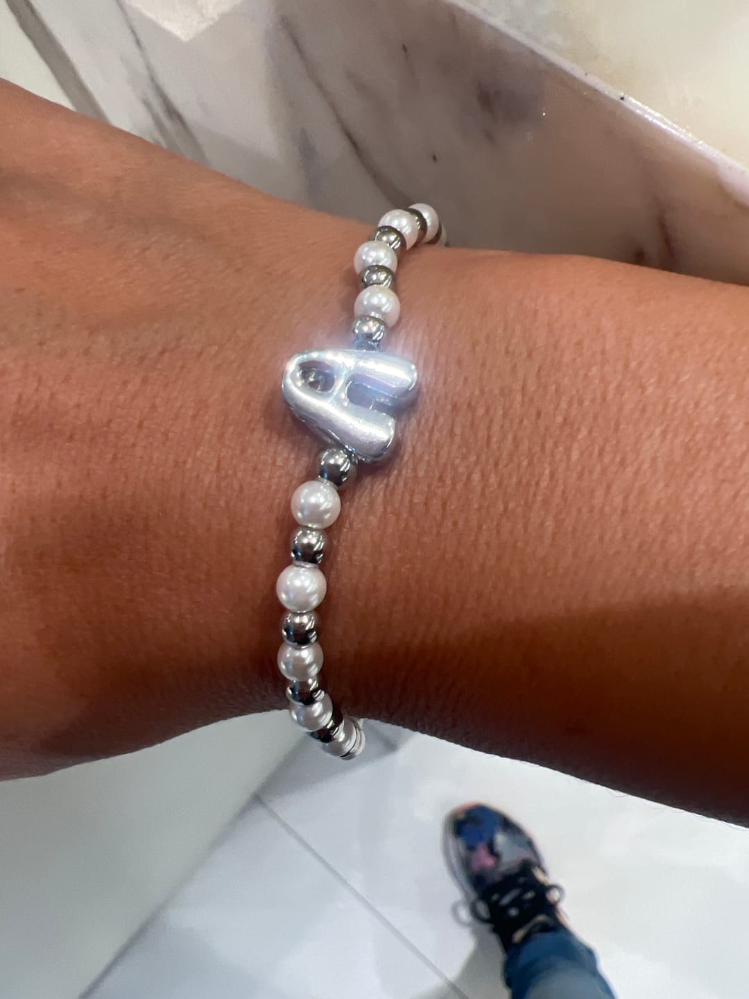Customer photo review of Pulsera Bolitas Doradas y Perlas Con Inicial