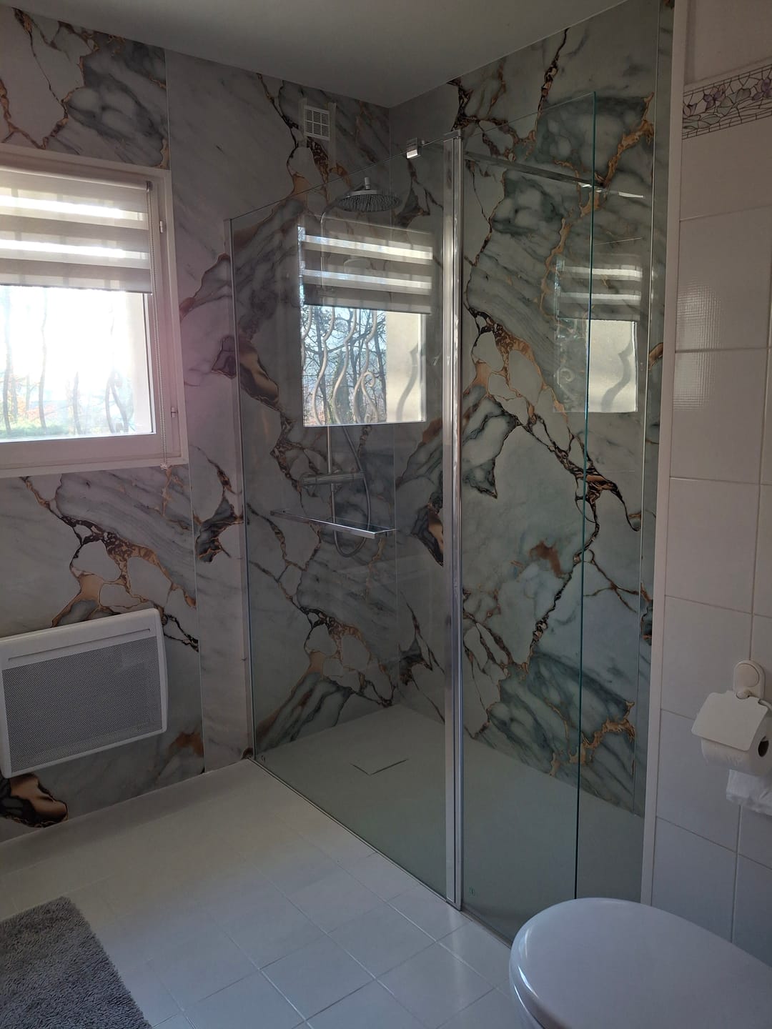 Customer photo review of Panneau Mural PVC Marbre Qatar – Veiné doré, Facile a Poser