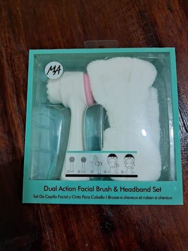 Cliente muestra el Cepillo Exfoliante y la Banda para el Cabello en su empaque original color menta.