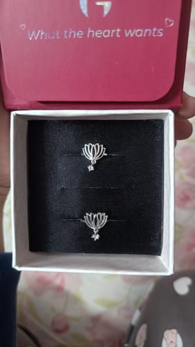 Reviewer shows the Silver Kanwal Toe Rings with a lotus design displayed in their open jewelry box.