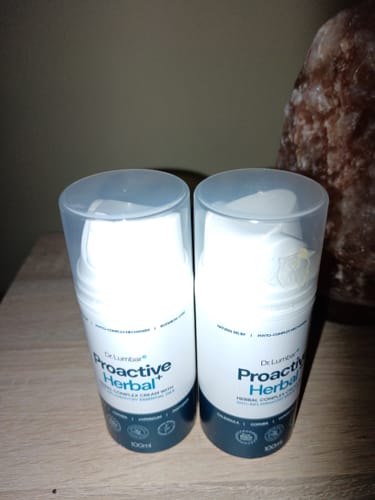 Vásárló két Dr. Lumbar Proactive Herbal+ krémje egymás mellett egy asztalon.