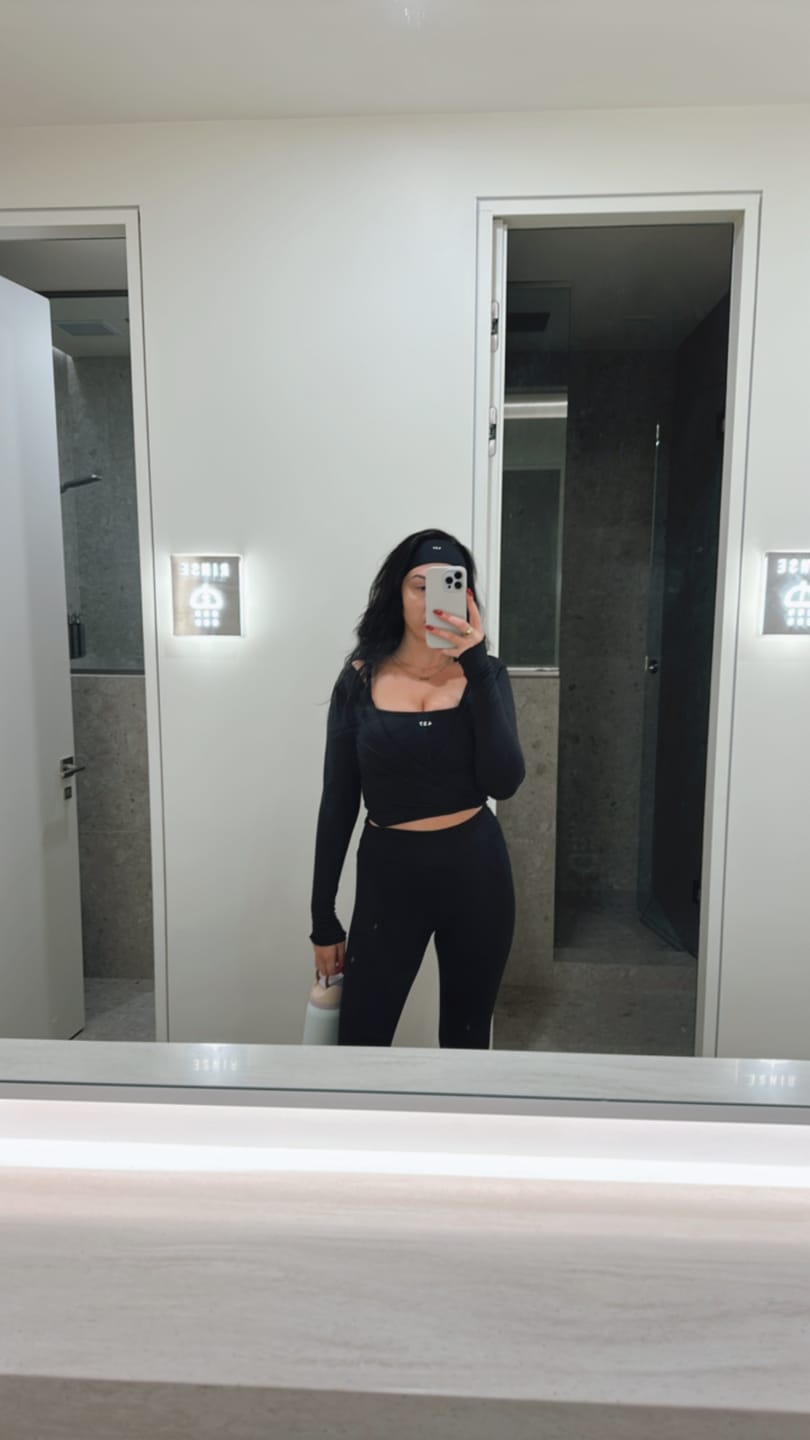 Customer photo review of The Essentials Legging / Black