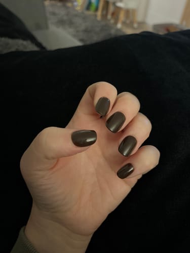 Customer's hand showing the short, square Cherry Cola press-on nails.