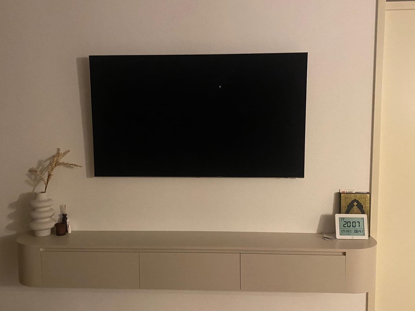 Customer photo review of Aura curved TV-Meubel zwevend beige 240 cm