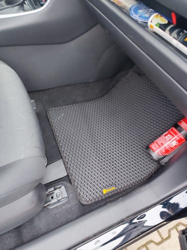Zdjęcie od klienta pokazujące czarny dywanik samochodowy, który nie zakrywa w pełni podłogi pod fotelem pasażera.