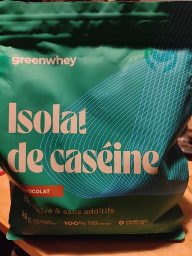 Photo d'un client montrant le sachet vert de l'Isolat de Caséine Bio Micellaire au chocolat.