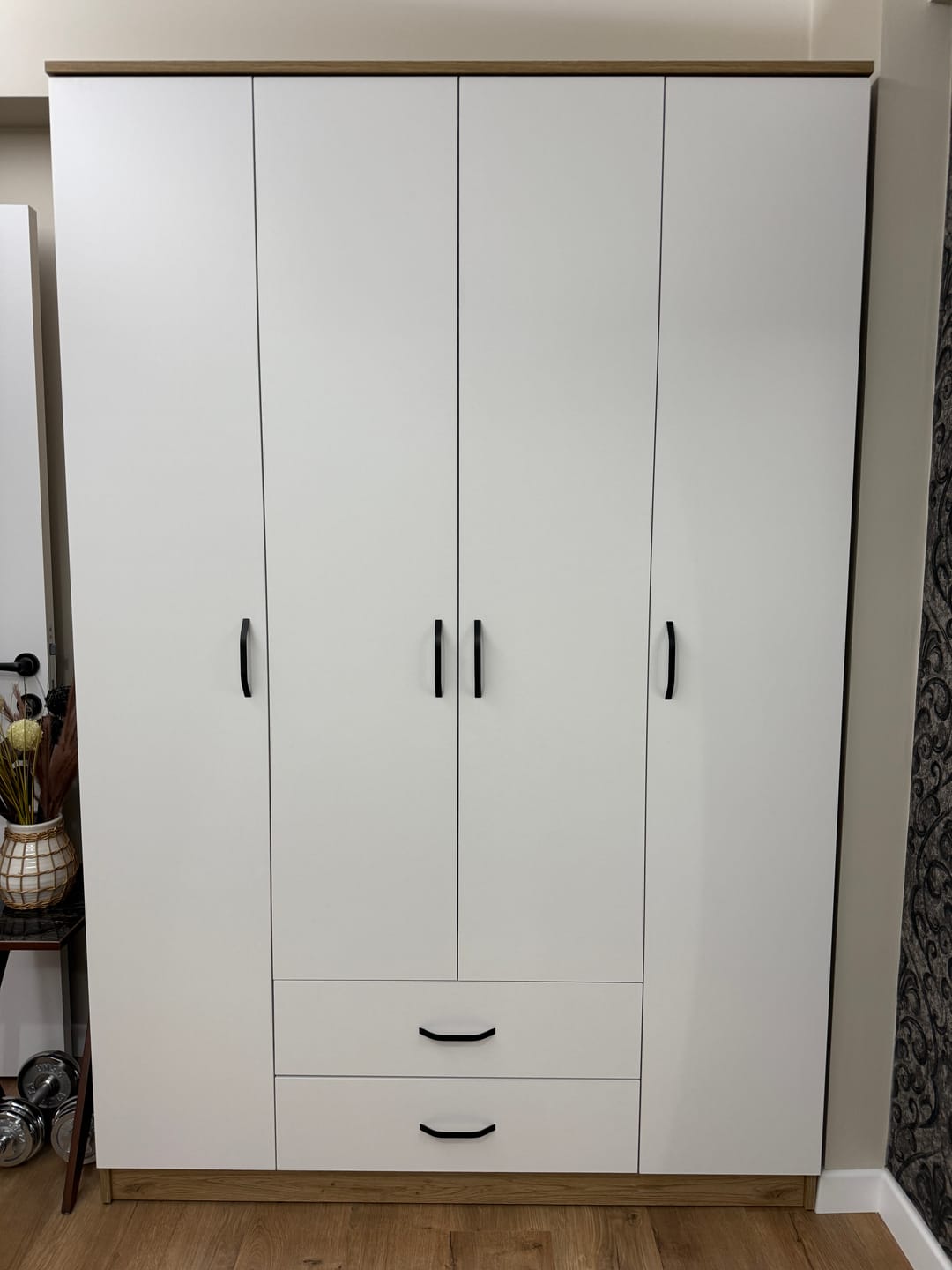 Customer photo review of Rani BA112 Geniş Gardırop Elbise Dolabı 4 Kapaklı 2 Çekmeceli 13 Raflı 1 Askılı Sepet Ceviz - Beyaz