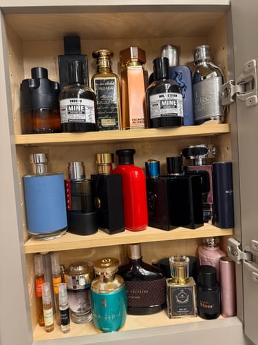 Il MR. VETIVER di un cliente, esposto in un armadietto con molti altri profumi.