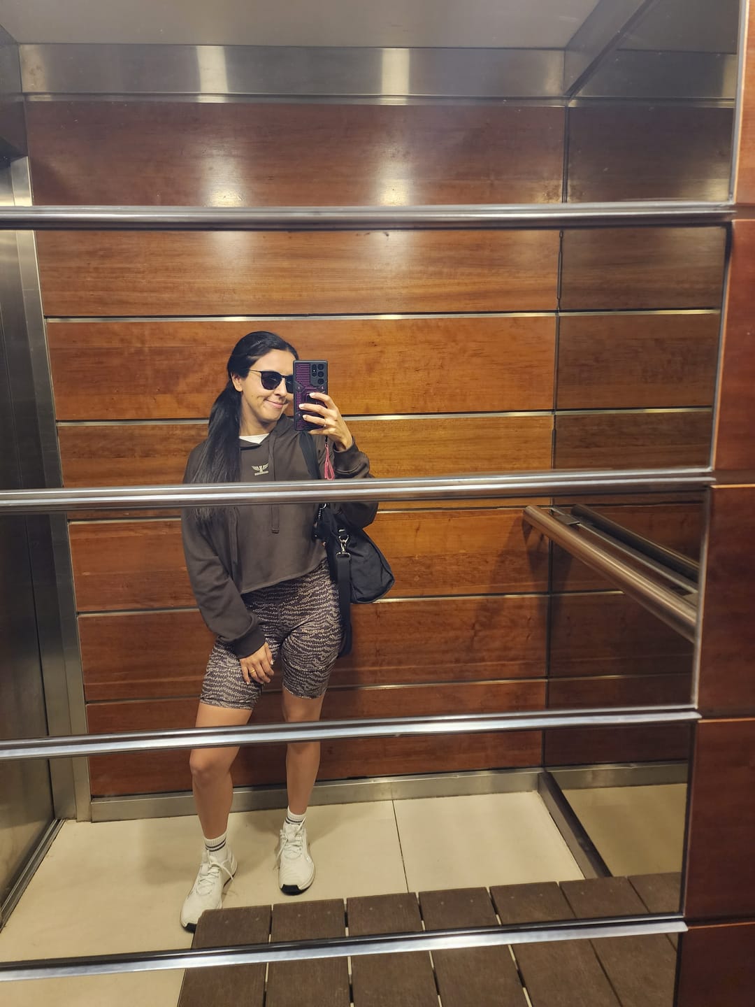Customer photo review of Polerón Deportivo Corto con Hoodie para Mujer Edición Limitada IRONSIDE