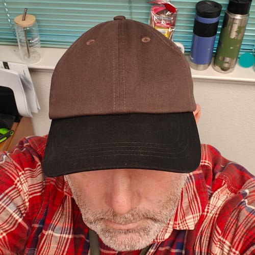 Reviewer wearing the Big Dad Hat Two Tone, with a brown crown and black bill.