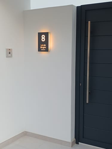 Customer photo review of Numero civico e testo luminoso modello Lux Vertical