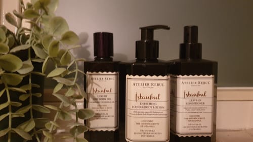 Recensent toont verschillende producten uit de Istanbul-lijn, waaronder een bodylotion en conditioner.