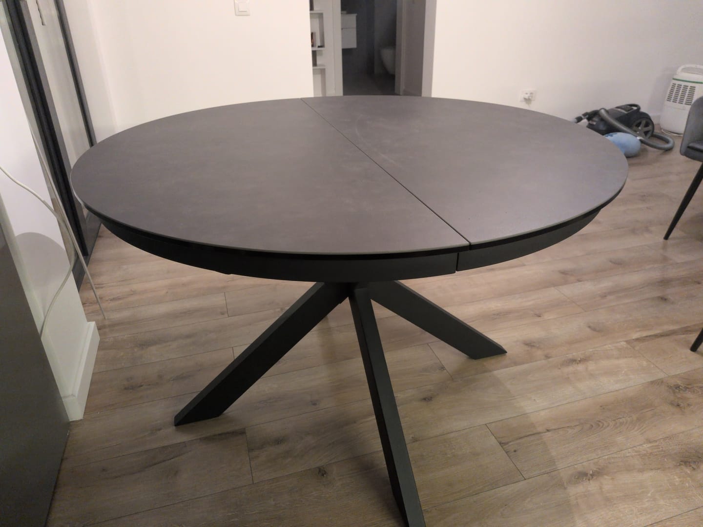 Customer photo review of Masa extensibila PORTO, gri inchis/negru mat, sticla securizata/metal, 120/160x120x76 cm