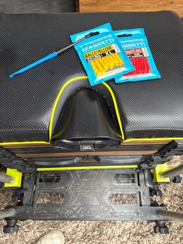 Beoordelaar toont een visstation met aas en een onthaker op de zitting.