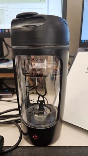 Customer photo review of Taza mezcladora eléctrica de proteína en polvo, agitador automático, botella mezcladora, botella batidora, leche, café, hervidor para gimnasio al aire libre