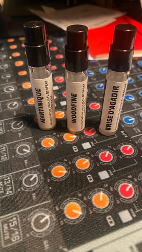 Recensore mostra i tre campioni scelti dal set: Martinique, Woodfine e Brise d'Agadir.