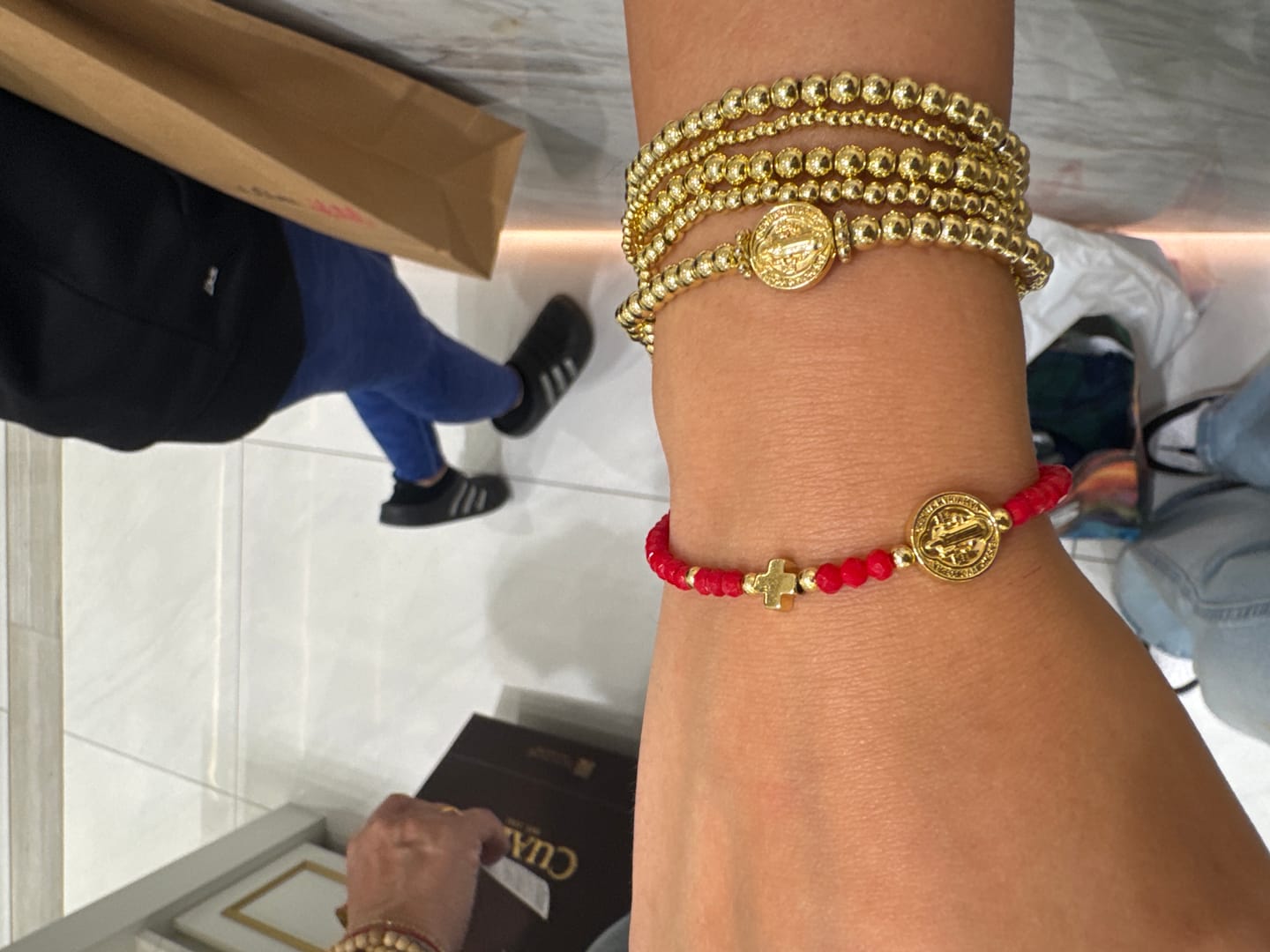 Customer photo review of Pulsera Chaquiras Con San Benito y Cruz