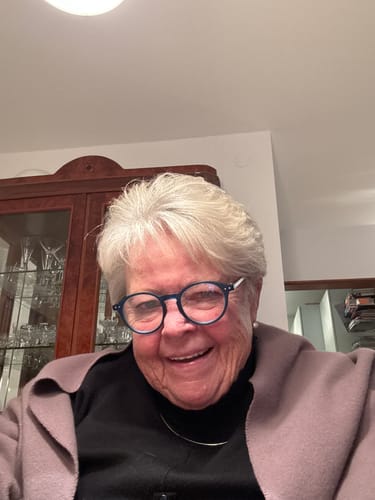 Una cliente sorridente che ha recensito il profumo VESEVO.