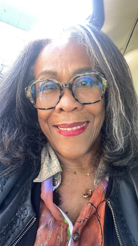 Customer photo review of Luvwin 5x5 Closure Salt & Pepper Loose Wave Glueless Bob Wig