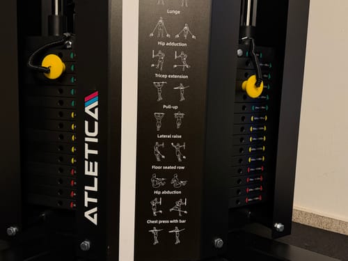 Kunde zeigt die schwarzen Gewichtsblöcke und die Übungsanleitung des Harrier Pack3.