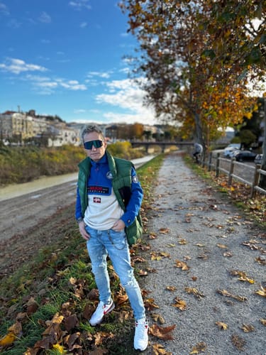 Cliente in posa su un sentiero lungo un fiume in una giornata di sole.