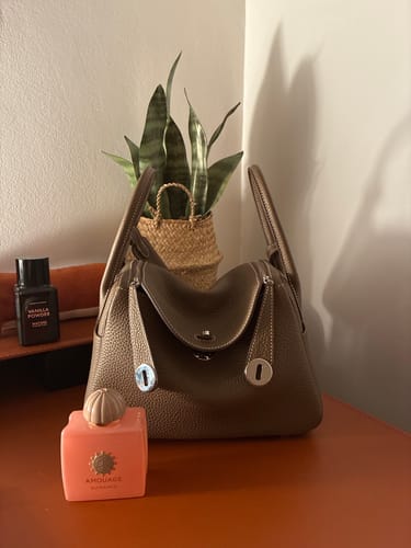 Customer photo review of HM LINDY 26 BAG KHAKI TAURILLON CLEMENCE LEATHER