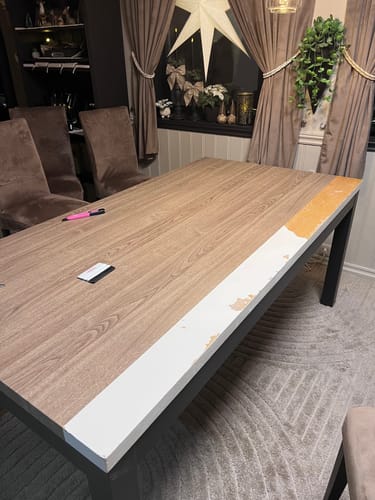 Anmelderens spisebord blir dekket med Premium Bristol oak kontaktplast.