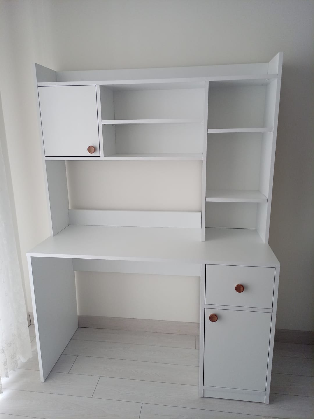 Customer photo review of Rani HA128 Kitaplıklı Raflı 2 Kapaklı 1 Çekmeceli Çalışma Ofis Bilgisayar Masası Beyaz
