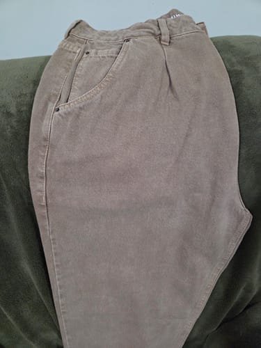 Fabiola F. review of Calça Jeans Slouchy Cacau Marrom Claro image 1 out of 1