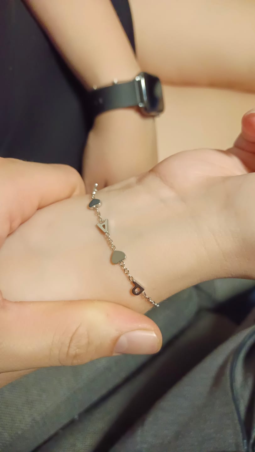 Customer photo review of Personalizovaný náramek s ležatým iniciálem