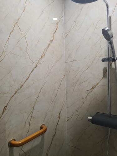 Customer photo review of Panneau Mural PVC Effet Marbre Beige – Imperméable Salle De Bain et Douche
