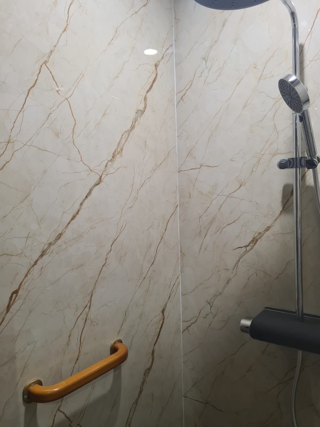 Customer photo review of Panneau Mural PVC Effet Marbre Beige – Imperméable Salle De Bain et Douche