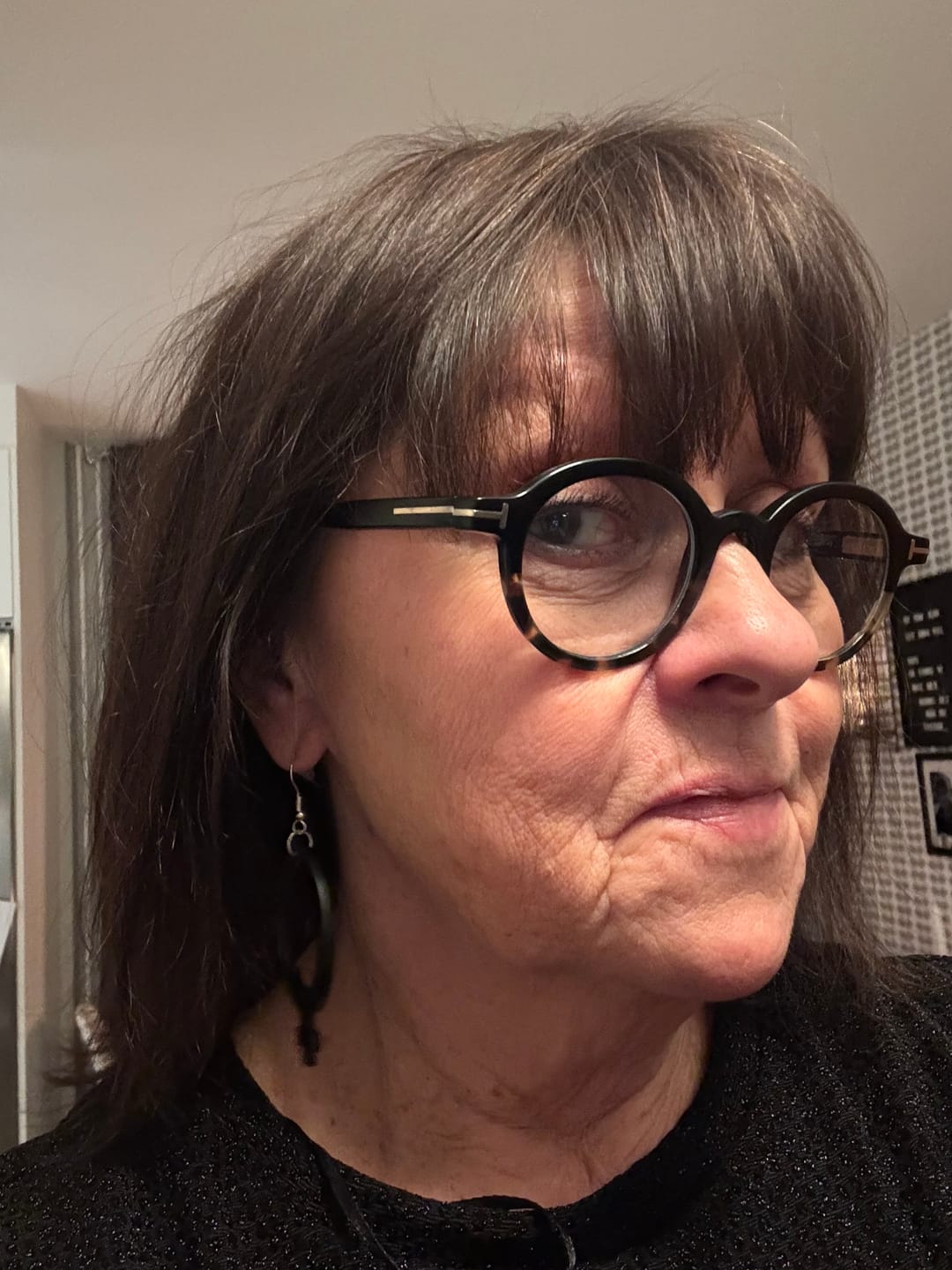 Customer photo review of Örhängen feminist Svart