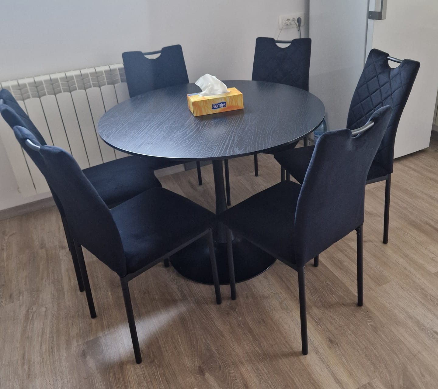 Customer photo review of Scaun K577, negru - HLR 66, stofa catifelata/otel, 43x53x93 cm