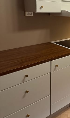 Anmelderens fornyede kjøkkenbenk med mørk Walnut Deep kontaktplast.